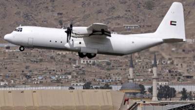 Un avión que transporta ayuda humanitaria de los Emiratos Árabes Unidos se prepara para aterrizar en el aeropuerto de Kabul. Foto AFP
