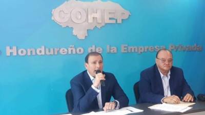 Juan Carlos Sikaffy, presidente del Cohep, y Roberto Ordóñez, ministro de la Secretaría de Energía, anunciaron las medidas después de reunirse con los comisionados de la Cree.