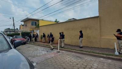 Agentes de la Atic en la colonia Bella Oriente de la capital.