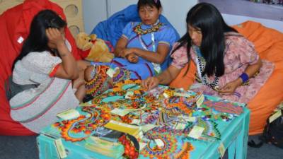 Las artesanas tambien muestran sus obras en Colombiamoda 2017.