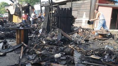 Vendedores llegaron a la zona del incendio.