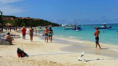 Miles de hondureños aprovechan el feriado para ir a las playas o lugares turísticos con sus familias.