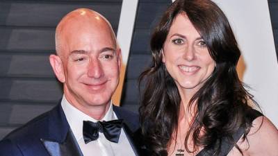 Jeff Bezos y su esposa, MacKenzie Bezos, donarán $33 millones de dólares para becas universitarias que beneficiarán a los jóvenes inmigrantes protegidos por el DACA.// Foto archivo AFP.