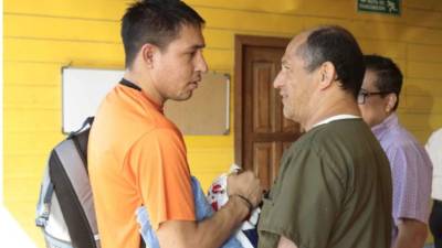 Domingo Zalazar se saluda con el doctor de Real España, Gilberto Reyes.