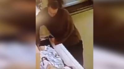 Momentos en que la mujer intenta robarle el anillo a la anciana muerta de 88 años.