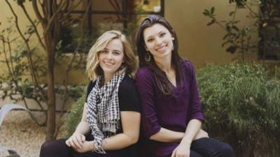 Breanna Koski, izquierda, y Joanna Duka de Brush & Nib Studio.