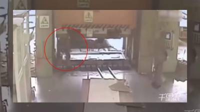 La reacción del hombre es sospechosa.