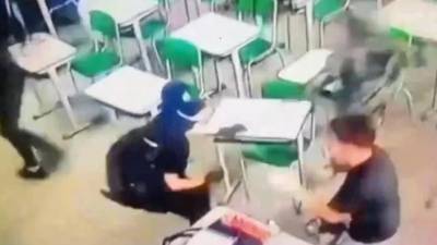 Imágenes de la cámara de seguridad muestran el momento en el que un adolescente atacó a varias personas en una escuela de Sao Paulo.