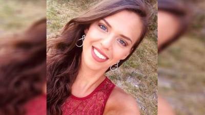 Morgane Rolland, modelo y bombero voluntaria francesa, murió arrollada por un tractor cuando paseaba en bicicleta.