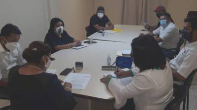 La comisión de maestros interinos se reunió con las autoridades de la Dirección Departamental de Yoro.