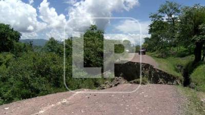 En La Iguala, Lempira, la carretera cedió, dejando incomunicados a varios pobladores.