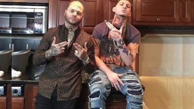 El cantante Farruko y Lary Over. (d).