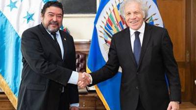 Roberto Queda junto al secretario de la OEA, Luis Almagro.