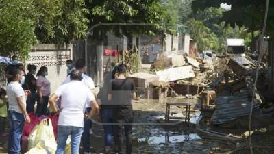 Afectación. Familias ayer evacuaban sus casas en El Calán, Villanueva, ante el riesgo de deslizamientos y llenas.