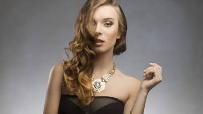 Un collar llamativo,aritos grandes o un bolso pueden representar la pieza clave para un look sobresaliente.