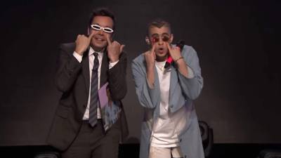 El comediante Jimmy Fallon y el reguetonero Bad Bunny (d).