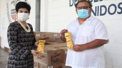 El gerente general de Especias Don julio, Enrique Sabillón, hizo entrega de 80,000 unidades de consomé de pollo para la bolsa solidaria, donación que fue recibida por la designada presidencial María Antonia Rivera.