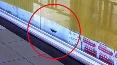 Las supuestas maletas fueron fotografiadas detrás de un cristal de un local del mall capitalino.