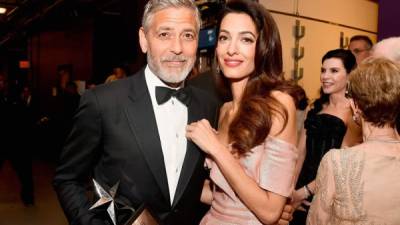 George Clooney y su esposa, Amal, a través de la Fundación Clooney por la Justicia. Foto archivo AFP.