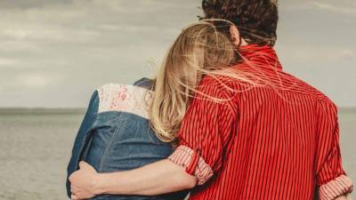 'Desde mi punto de vista, tu hermana no está lista para andar noviando, y menos con alguien que puede ser su padre. Así que tranquiliza a tu amigo y habla con tus papás', le aconseja la Tía Remedios.