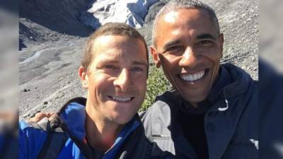 El popular aventurero no dejó pasar la oportunidad de tomarse una selfie con Obama.