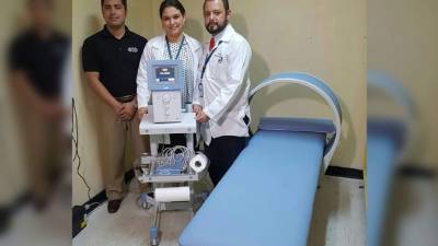 Personal del Departamento de Medicina, Física y Rehabilitación del HEU posa con el nuevo equipo.