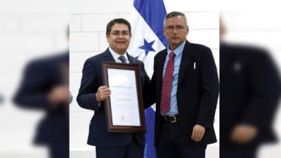 ACTO. El presidente Juan Orlando Hernández entregó el reconocimiento al Profesor del Año, Ronal Alexis Rodezno.