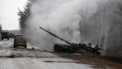 El humo se eleva desde un tanque ruso destruido por las fuerzas ucranianas al costado de una carretera en la región de Lugansk.