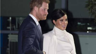 La duquesa de Sussex y su esposo, el príncipe Harry, visitaron hoy el Museo de Historia Natural para ver la obra teatral The Wider Earth.La aparición de la futura madre se da días después de que su padre, Thomas Markle, volviera a poner su vida privada bajo el escrutinio público, algo que ha dado dolores de cabeza a la exactriz desde que se unió a la familia real.