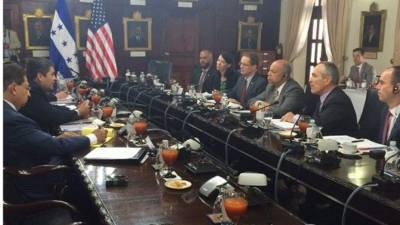 El mandatario hondureño junto con el Secretario de Seguridad, Jeh Johnson, el embajador de EUA en Honduras, James Nealon y demás funcionarios.