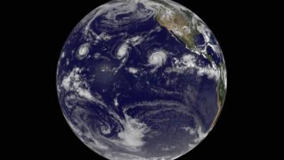 Los huracanes se encuentran alineados. Foto: NASA