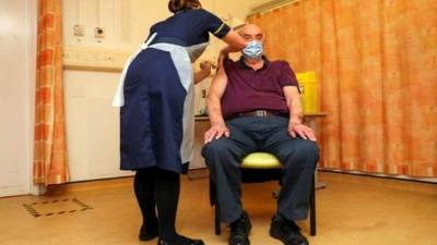 Las primeras dosis de la vacuna fueron administradas en el país este lunes.