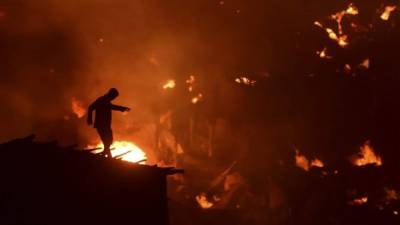 La propagación de las llamas causó terror entre las personas que se encontraban en los alrededores. Foto AFP