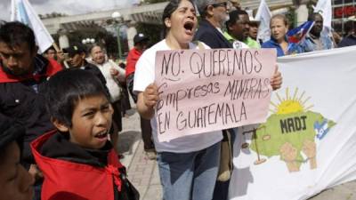 Un grupo de campesinos realizó una protesta pacífica para rechazar las operaciones mineras en el país centroamericano.