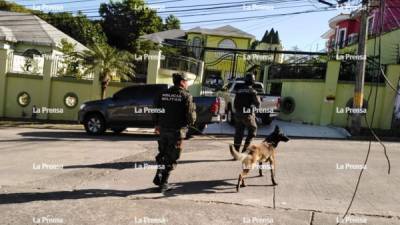 En La Ceiba se allanó una lujosa vivienda ubicada en la colonia Las Colinas.