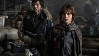 Diego Luna con Felicity Jones en Rogue One: Una Historia de Star Wars.