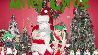 Miely Cyrus interpreta 'My sad Christmas song'.