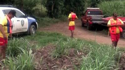 Los bomberos sacaron del río el cuerpo del hombre.