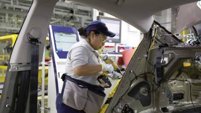 Una obrera trabaja en el ensamblado de un vehículo en la planta de Kia Motors en Pesquería, en las afueras de Monterrey.