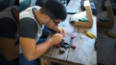 Uno de los alumnos del décimo grado de la carrera de robótica del Instituto Alfonso Hernández Córdova fabrica un dron.