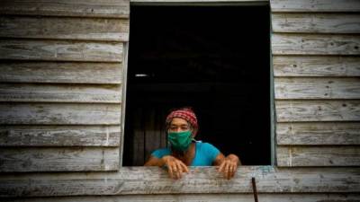 Una anciana usa una máscara facial para evitar la propagación del coronavirus, en Zaragoza, provincia de Mayabeque, Cuba. Foto AFP