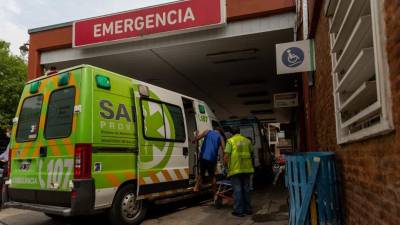 Un hombre llega a la sala de emergencias del Hospital Bocalandro después de haber sido envenenado con cocaína, en Loma Hermosa, provincia de Buenos Aires.