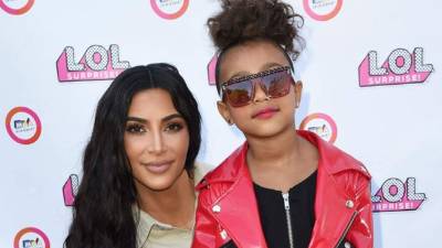 La hija mayor de Kim, de solo seis años, lució un arete en la nariz provocando críticas negativas contra su madre.