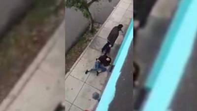 Martín Camino Forsyth arrastró a su pareja por la calle.// Redes.