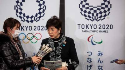 El gobernador de Tokio, Yuriko Koike, habla después de la ceremonia de inauguración del Ariake Arena, sede de las competiciones de voleibol y baloncesto en silla de ruedas en los próximos Juegos Olímpicos de Tokio 2020. Foto AFP