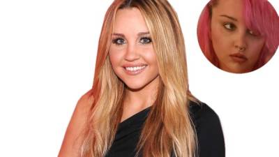 Amanda Bynes ha publicado cuatro selfies en los que muestra su nueva melena de color rosa chicle y un llamativo piercing en la nariz.