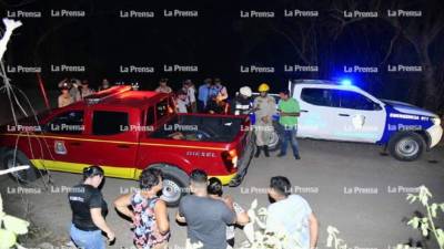 Autoridades del Cuerpo de Bomberos y Policía Nacional llegaron al lugar del incidente.