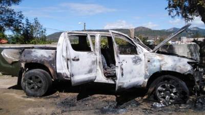 El automóvil estaba prácticamente incinerado al momento del hallazgo.