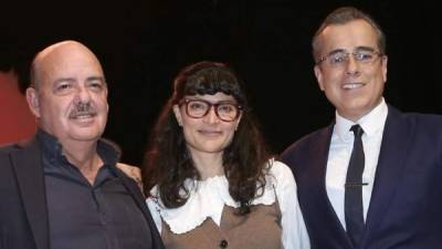 Foto en vida de Fernando Gaitán (i) junto a los actores Ana María Orozco y Jorge Enrique Abello, protagonistas de 'Betty, la fea'.