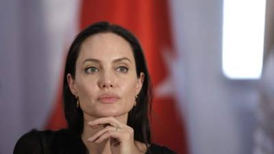 El libro contiene anécdotas como cuando Angelina Jolie tuvo que someterse a controles de drogas diarios durante la filmación de la película Lara Croft: Tomb Raider (2001).